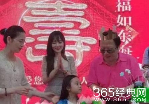 贾乃亮带甜馨公园游玩 一家三口仍然没有同框