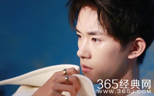 易烊千玺新歌《灾》上线 耳朵简直要怀孕的节奏