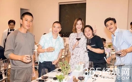 贾乃亮带甜馨公园游玩 一家三口仍然没有同框