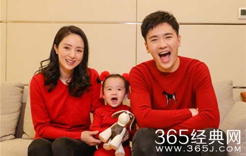 高云翔2岁女儿现身澳洲商场 试穿高跟鞋 十分可爱