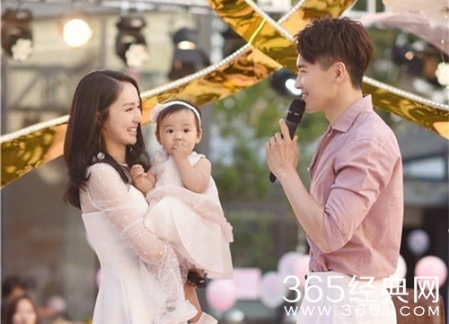 高云翔女儿现身澳洲商场 一双又一双地在试穿高跟鞋