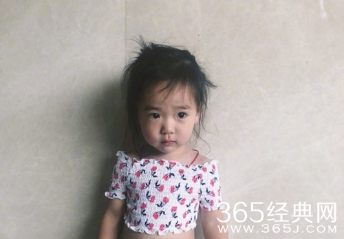 高云翔女儿现身澳洲商场 女儿名字曝光