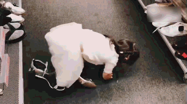 高云翔2岁女儿现身澳洲商场 试穿高跟鞋 十分可爱