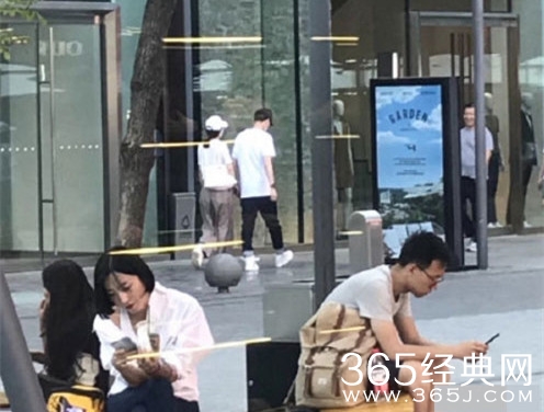 冯绍峰赵丽颖被曝牵手逛街 看来是真在一起了？