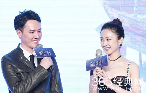 疑冯绍峰赵丽颖牵手逛街三里屯 准备公开恋情的节奏