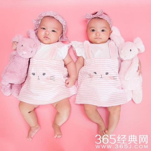 熊黛林晒双胞胎女儿近照 笑容天真可爱