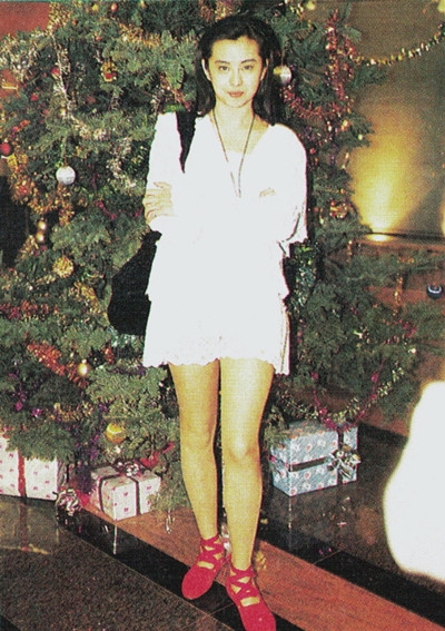 王祖贤罕见全家照曝光 是潮流小公举没错了