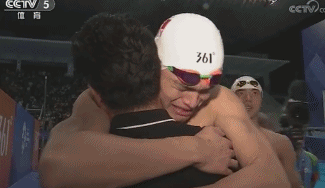 孙杨夺冠后抱记者痛哭：完全靠意志支撑