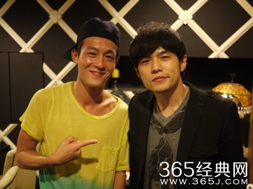 周杰伦点赞陈冠希女儿近照 Alaia金链子十分显眼