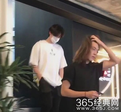 金宇彬李钟硕同游夏威夷 兄弟情满满