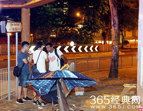 刘德华回应歌迷排队被袭击：你的安全就是我的动力