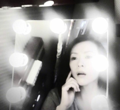 章子怡晒美照称超负荷工作到凌晨 直言脑子瓦它了