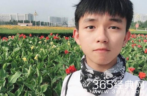 《奇葩说》陈咏开晒男友合影 公开承认出柜