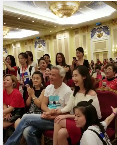 张庭老公被曝与美女十指紧扣 甚是亲密