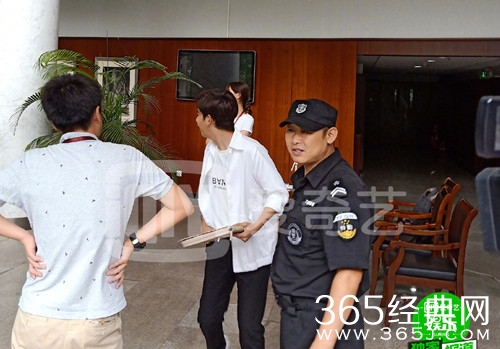 李兰迪中戏报道 胡先煦易烊千玺成室友：就在我前面那铺