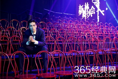 新舞林大会胡一天，身穿西装身姿挺拔瞬间吸引众人注意