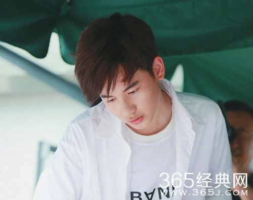 李兰迪中戏报道 胡先煦易烊千玺成室友：就在我前面那铺