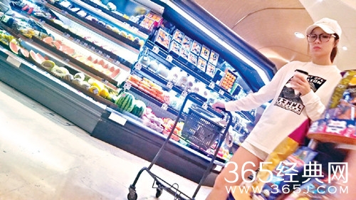 李亚男挺孕肚逛超市被拍 问及性别：迟点我会公布