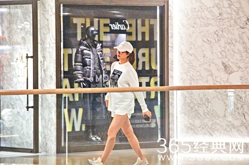 李亚男挺孕肚逛超市被拍 问及性别：迟点我会公布