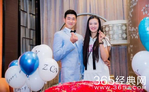 吴冠希向张常宁求婚成功  现场比心 相当开心