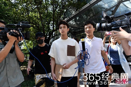 吴磊北电报到  帅气十足 与黄俊捷同一寝室