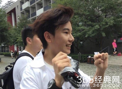 胡先煦易烊千玺一个宿舍：他就在我前面那个铺