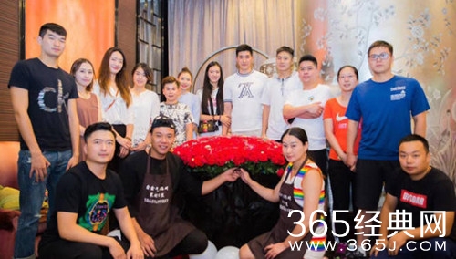 吴冠希向张常宁求婚成功  现场比心 相当开心