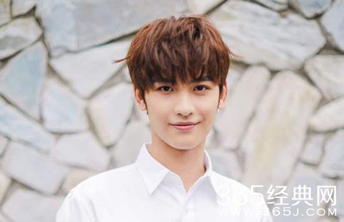 吴磊北电报到  帅气十足 与黄俊捷同一寝室