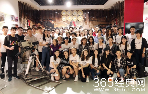 北电大一新生合影曝光 放眼望去 个个相貌出众