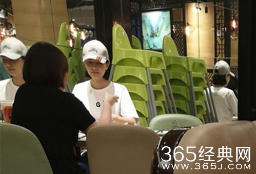 网友偶遇高圆圆陪婆婆用餐 疑似探班赵又廷