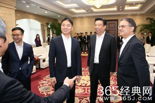 刘强东回国后首现身 心情丝毫未受近日传言影响