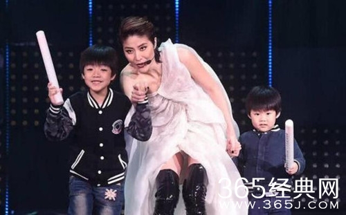 陈慧琳两儿子近照曝光 大儿子害羞 次子活波更像妈妈