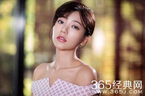 郭雪芙颁奖不会念英文片名 求助男搭档：我也不会念