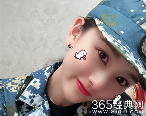 宋祖儿晒军训照 自侃要去美黑 呆萌可爱