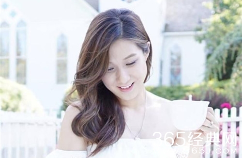 钟嘉欣二胎宝宝正面照曝光 熟睡萌照十分乖巧