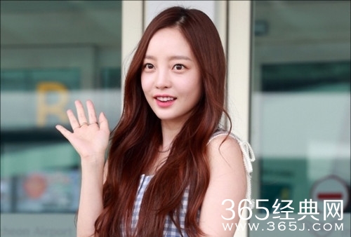 具荷拉资料介绍 以多栖艺人身份在演艺圈发展