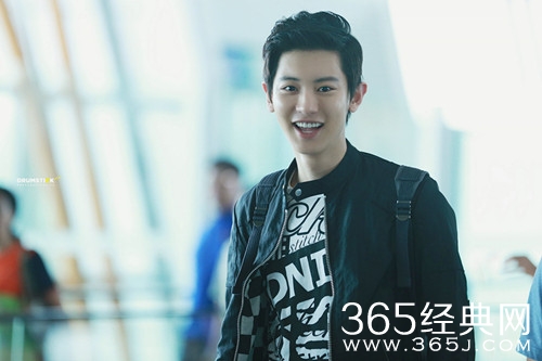 灿烈鞋被踩坏 发文呼吁遵守秩序：机场不只有我