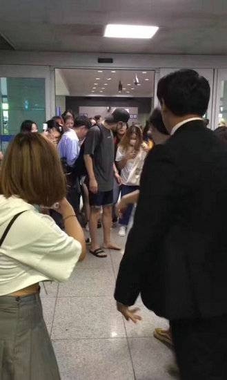 灿烈鞋被踩坏 发文呼吁遵守秩序：机场不只有我