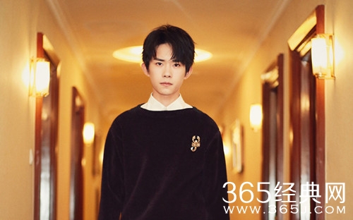 易烊千玺未交军训费 粉丝：烤肠都买不起，交什么军训费