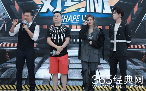 加油好身材发布会现场 张绍刚不满刘畊宏现场摔扇