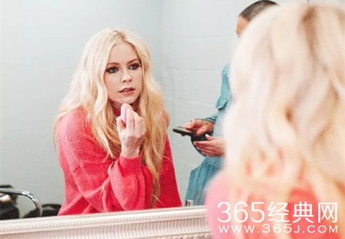 艾薇儿宣布回归乐坛 曾因患病休养至今