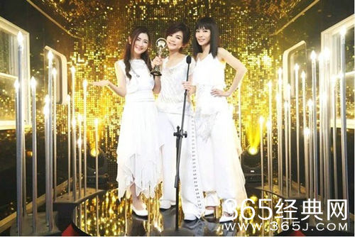 SHE还原经典造型 为纪念成团十七周年 引发回忆杀