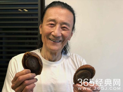 谢霆锋晒父亲谢贤近照 竟首次摘掉墨镜 十分精神