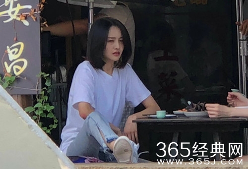 郑爽穿定情信物现场片场 网友调侃：拍戏也不忘撒狗粮