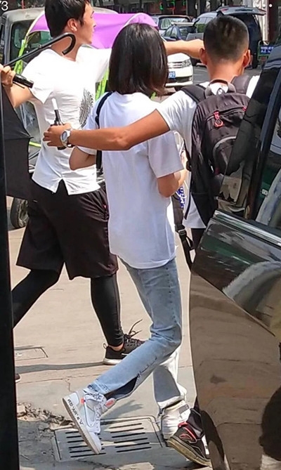 郑爽穿定情信物现场片场 网友调侃：拍戏也不忘撒狗粮