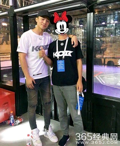 郑爽穿定情信物现场片场 网友调侃：拍戏也不忘撒狗粮