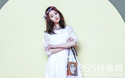 郑爽穿定情信物现场片场 网友调侃：拍戏也不忘撒狗粮