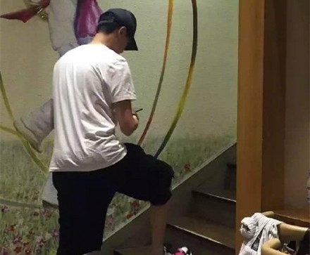 冯绍峰赵丽颖又被偶遇 女方衣着宽松小腹凸起