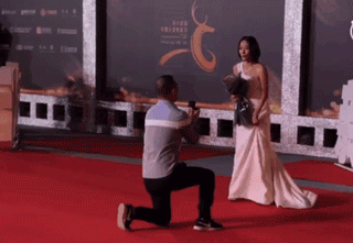 王珞丹红毯被求婚 吓的连连后退 一直弯腰鞠躬感谢
