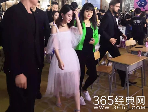 冯绍峰赵丽颖又被偶遇 女方衣着宽松小腹凸起